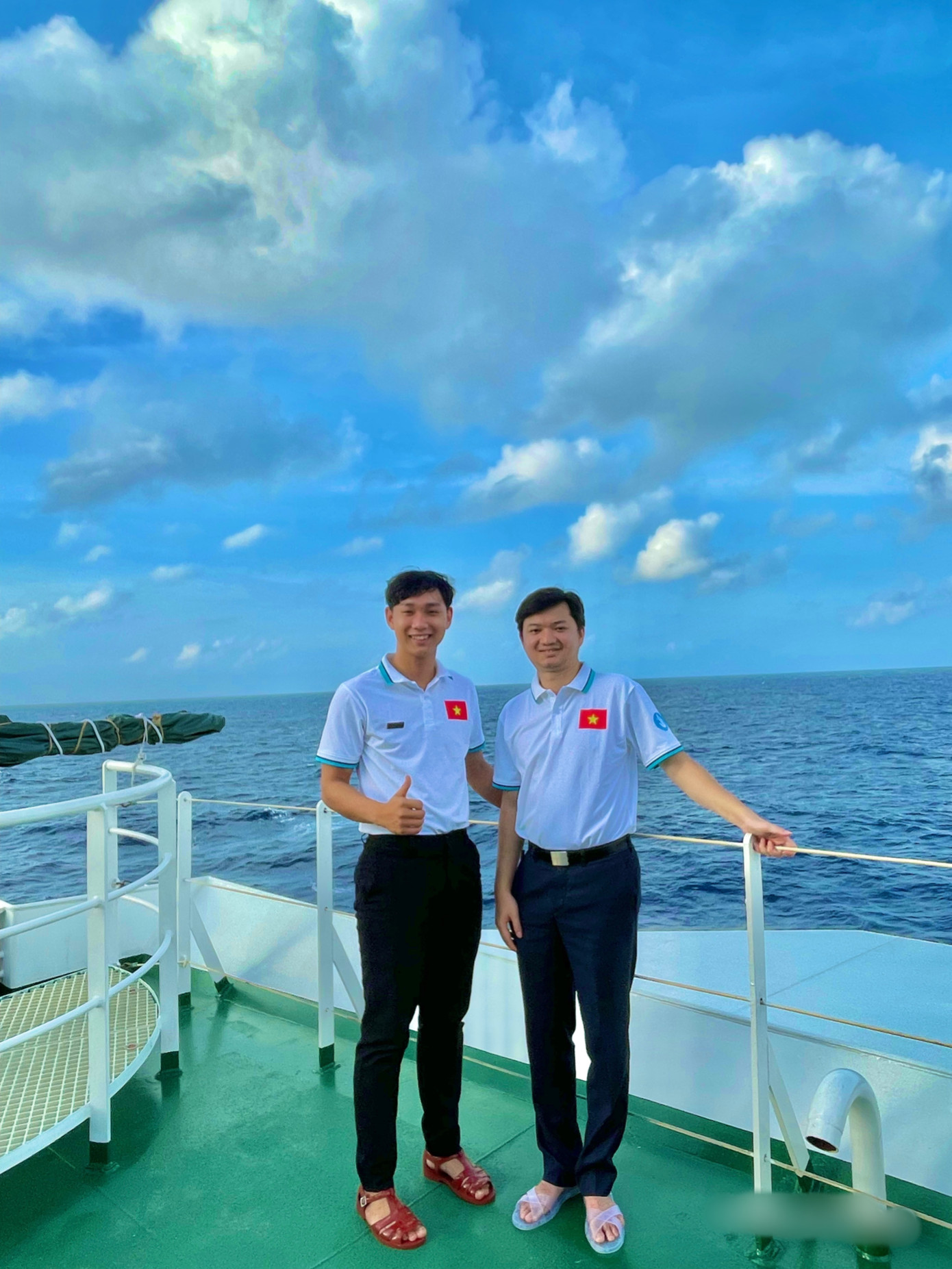 Nam sinh chụp ảnh cùng Bí thư TW Đoàn TNCS HCM, Chủ tịch Hội Sinh viên Việt Nam Nguyễn Minh Triết.