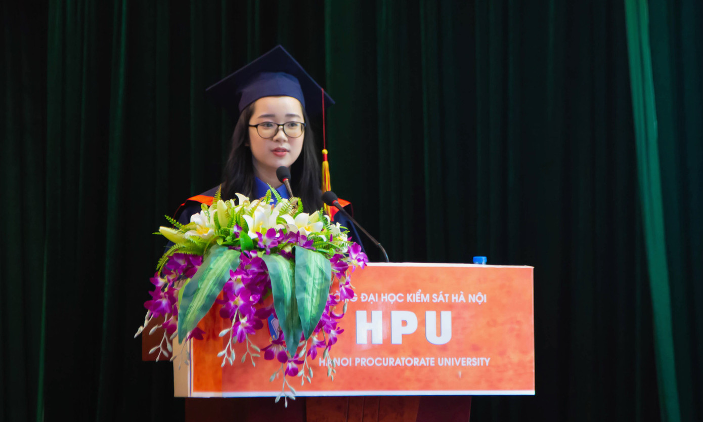 Đại diện sinh viên Khoá 6 phát biểu trong Lễ bế giảng và trao bằng Cử nhân. Đại diện sinh viên Khoá 6 phát biểu trong Lễ bế giảng và trao bằng Cử nhân.