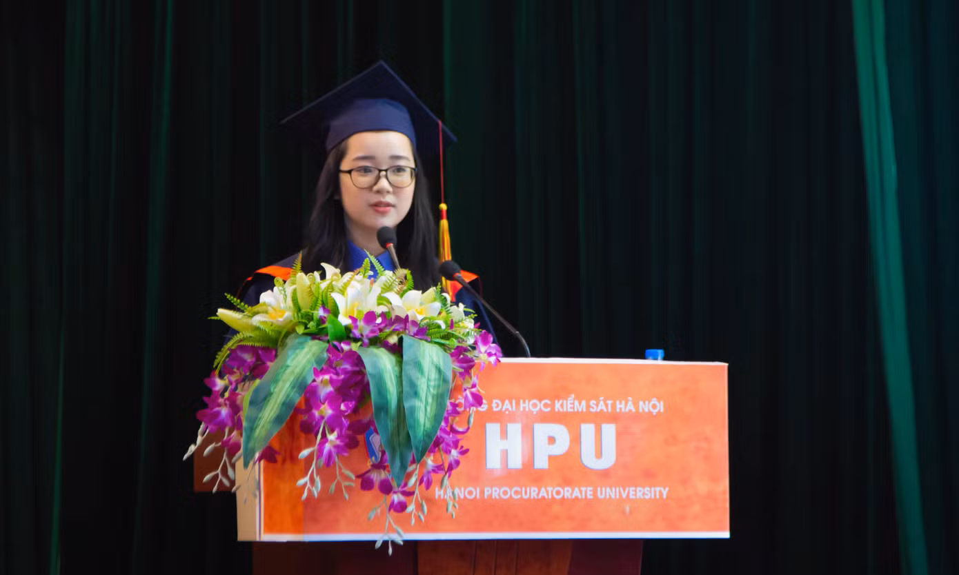 Đại diện sinh viên Khoá 6 phát biểu trong Lễ bế giảng và trao bằng Cử nhân.