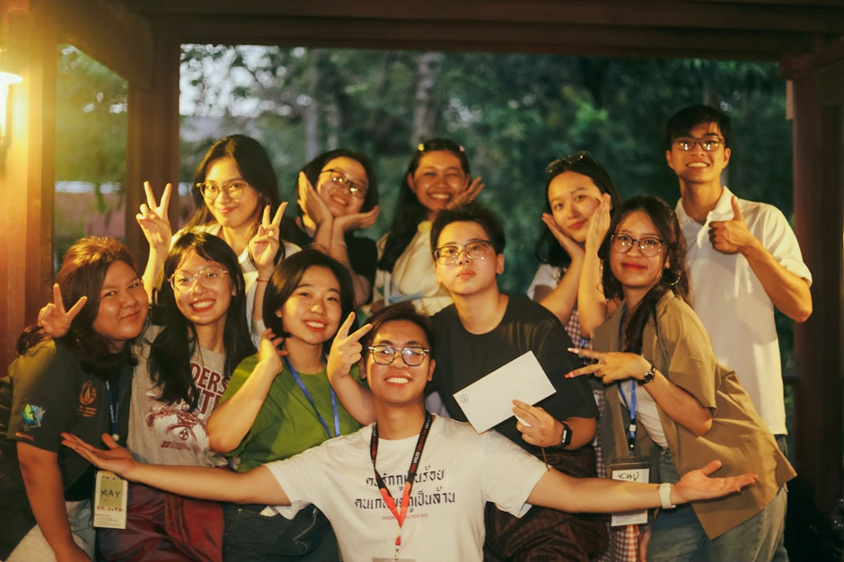 Tú Anh (thứ 2 từ trái sang) cùng những người bạn đến từ các quốc gia khác nhau tại Đại học Mahidol, Thái Lan.