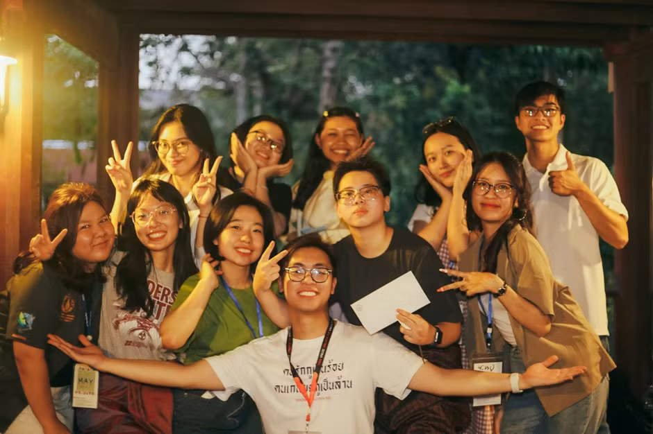 Tú Anh (thứ 2 từ trái sang) cùng những người bạn đến từ các quốc gia khác nhau tại Đại học Mahidol, Thái Lan.