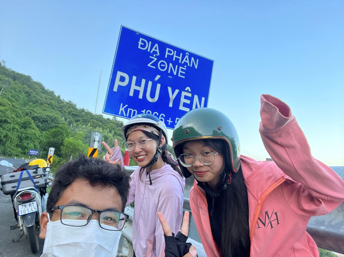 Tú Anh (ở giữa) trên hành trình ghi dấu thanh xuân của mình tại những miền đất mới.