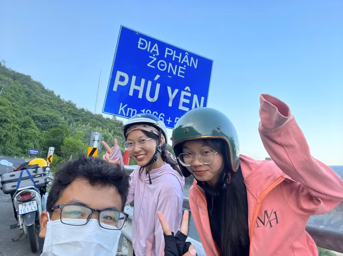 Tú Anh (ở giữa) trên hành trình ghi dấu thanh xuân của mình tại những miền đất mới.