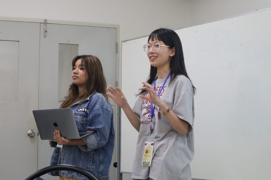 Tú Anh (đeo kính) tự tin phát biểu trước mọi người.