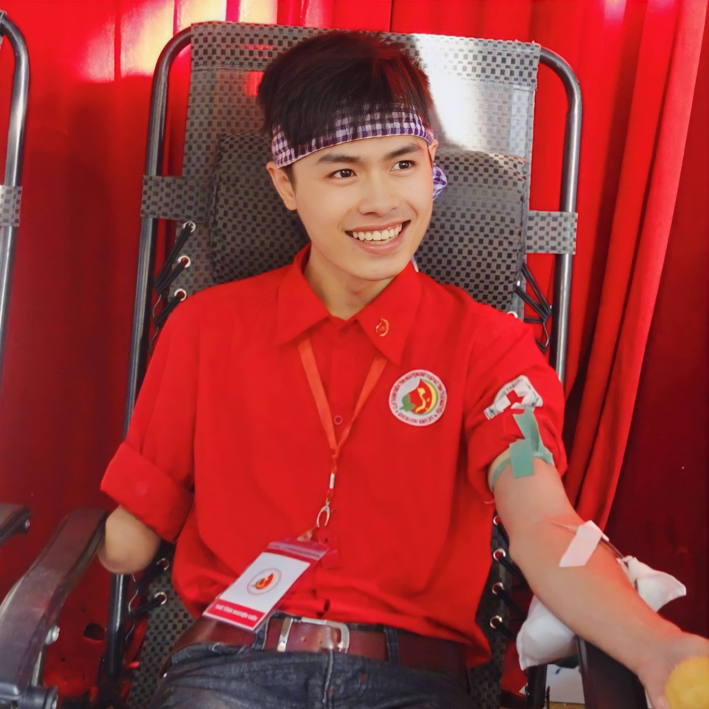 Phúc Đức tham gia hiến máu nhân đạo.