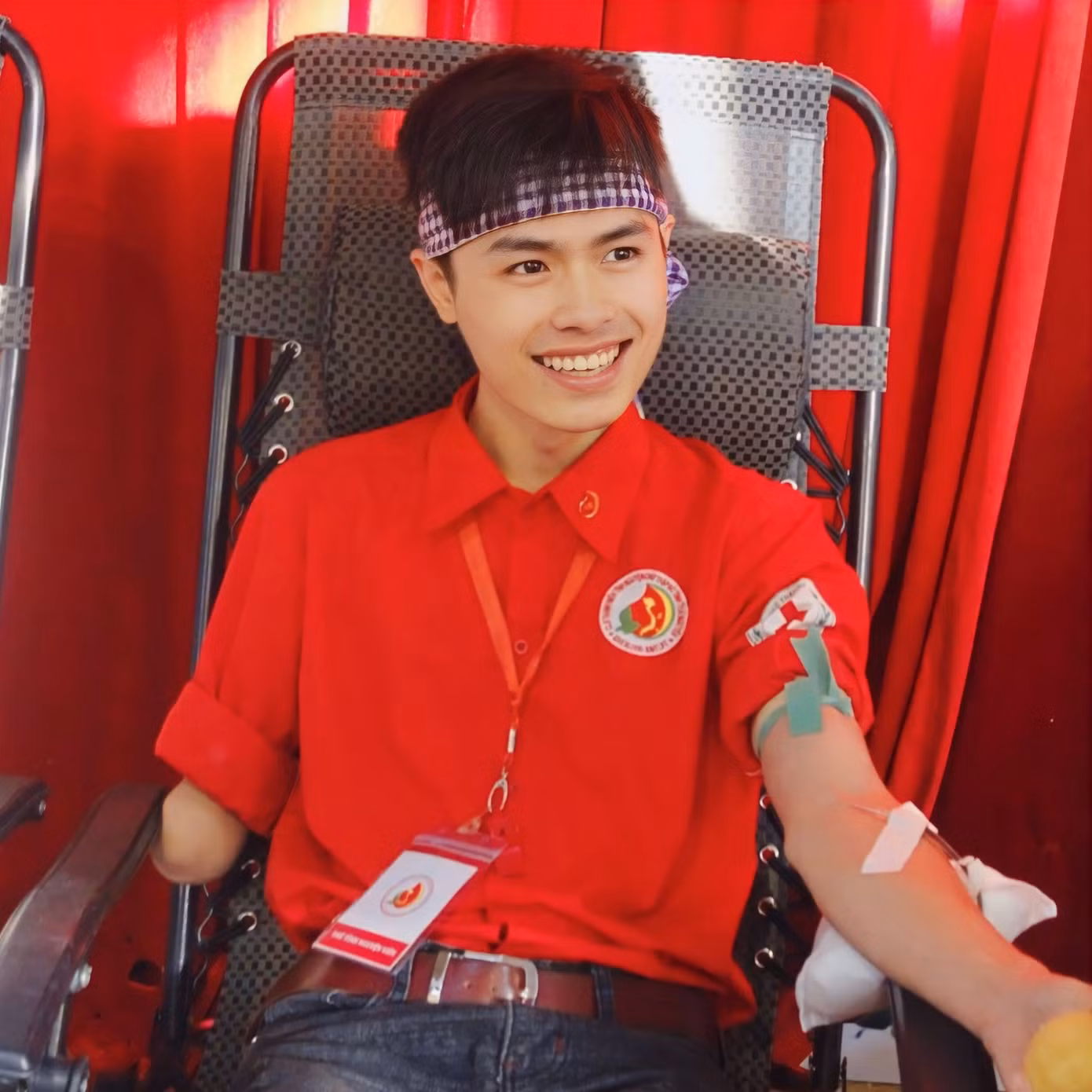 Phúc Đức tham gia hiến máu nhân đạo.