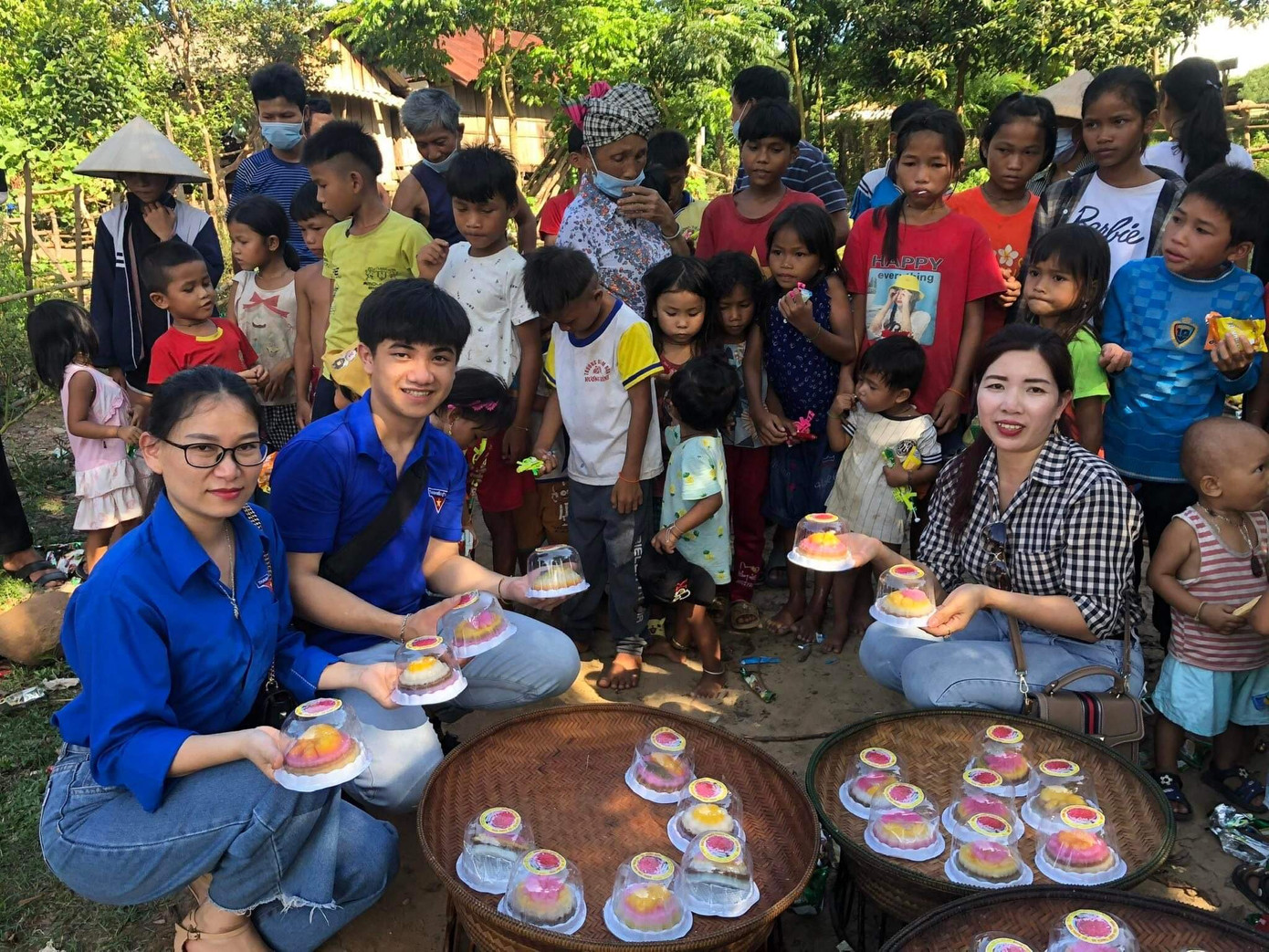 Thanh Thiên thường xuyên kêu gọi, kết nối các mạnh thường quân, các nhà hảo tâm để mang đến các suất quà cho trẻ em vùng cao.