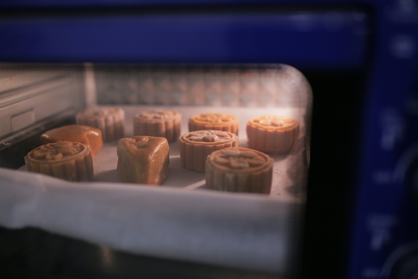 Thu Hằng tham gia hoạt động làm bánh gây quỹ.