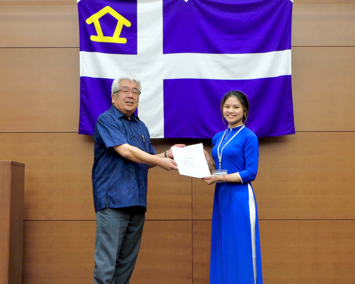 Huế nhận Certificate chương trình trao đổi sinh viên do Hiệu trưởng Trường Du lịch, Đại học Rikkyo Nhật Bản trao tặng.