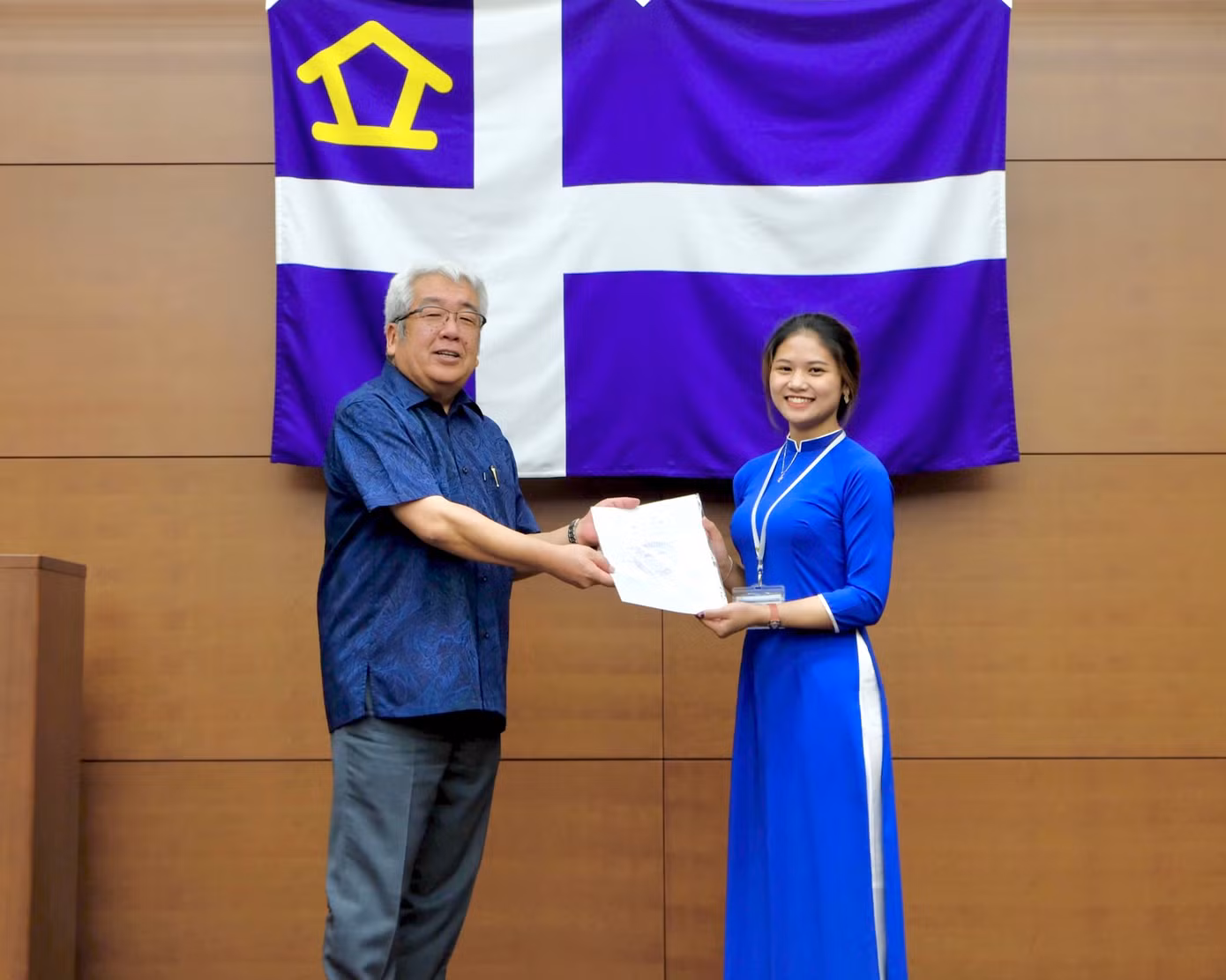 Huế nhận Certificate chương trình trao đổi sinh viên do Hiệu trưởng Trường Du lịch, Đại học Rikkyo Nhật Bản trao tặng.