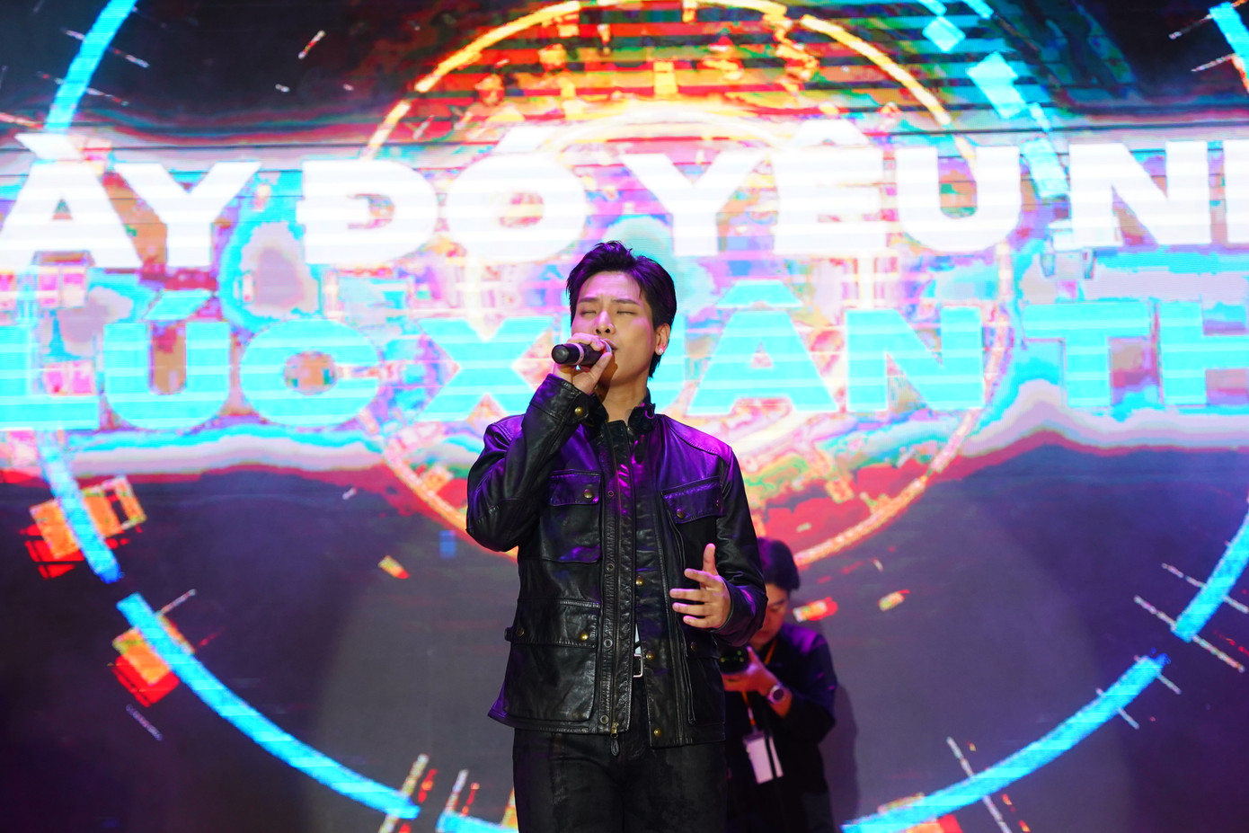 Quân A.P phiêu theo giai điệu bài hát, hòa mình vào dàn âm thanh của Fire Up 2023: Stellarous.