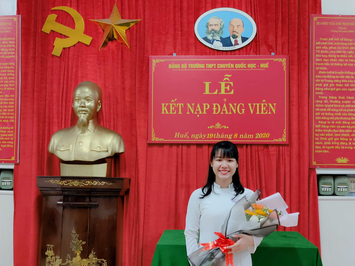 Kỷ niệm ngày kết nạp Đảng tại trường Chuyên Quốc học Huế. Kỷ niệm ngày kết nạp Đảng tại trường Chuyên Quốc học Huế.