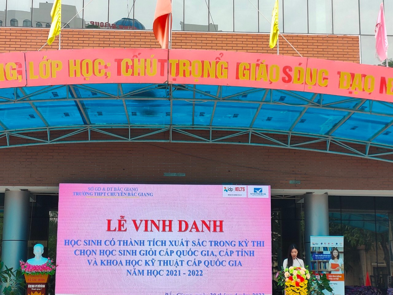 Giang Uyên đại diện các bạn học sinh phát biểu tại lễ Vinh danh.