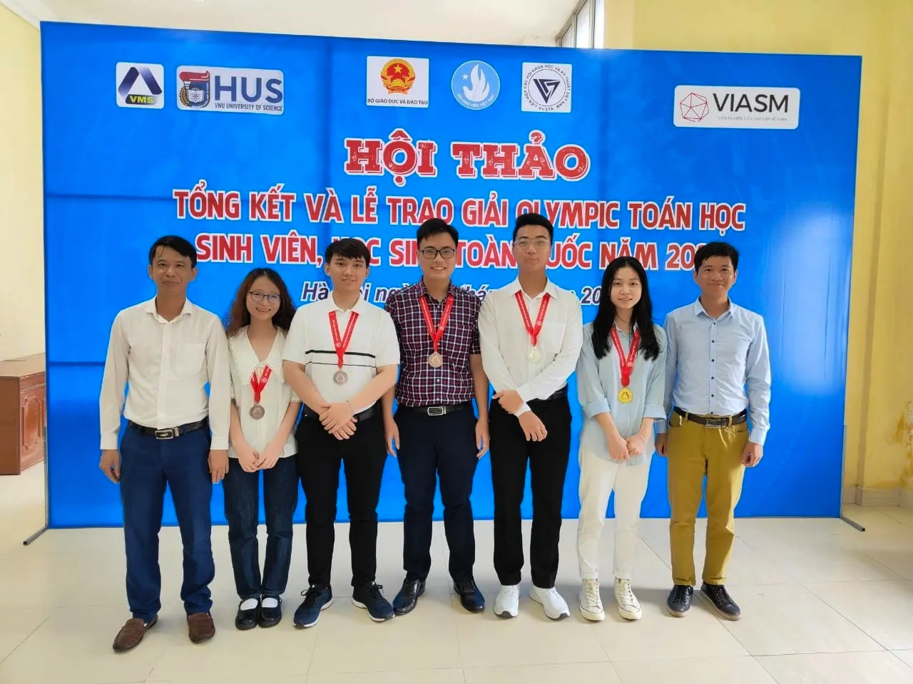 Thanh Nhàn (đứng thứ 2 từ phải sang) cùng đội tuyển nhận giải Olympic Toán học. Thanh Nhàn (đứng thứ 2 từ phải sang) cùng đội tuyển nhận giải Olympic Toán học.