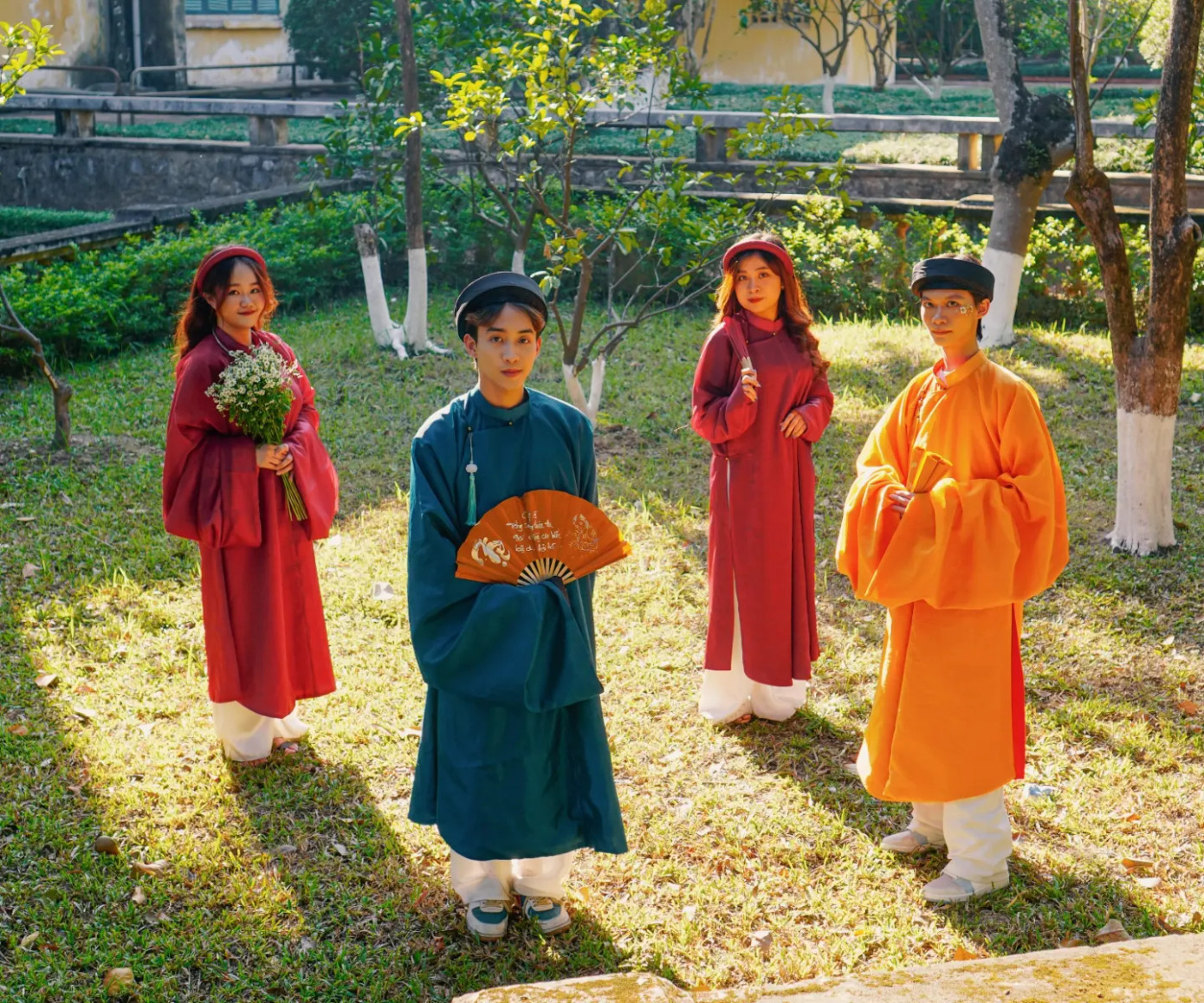 Hà Chi cùng các bạn sinh viên. Hà Chi cùng các bạn sinh viên.