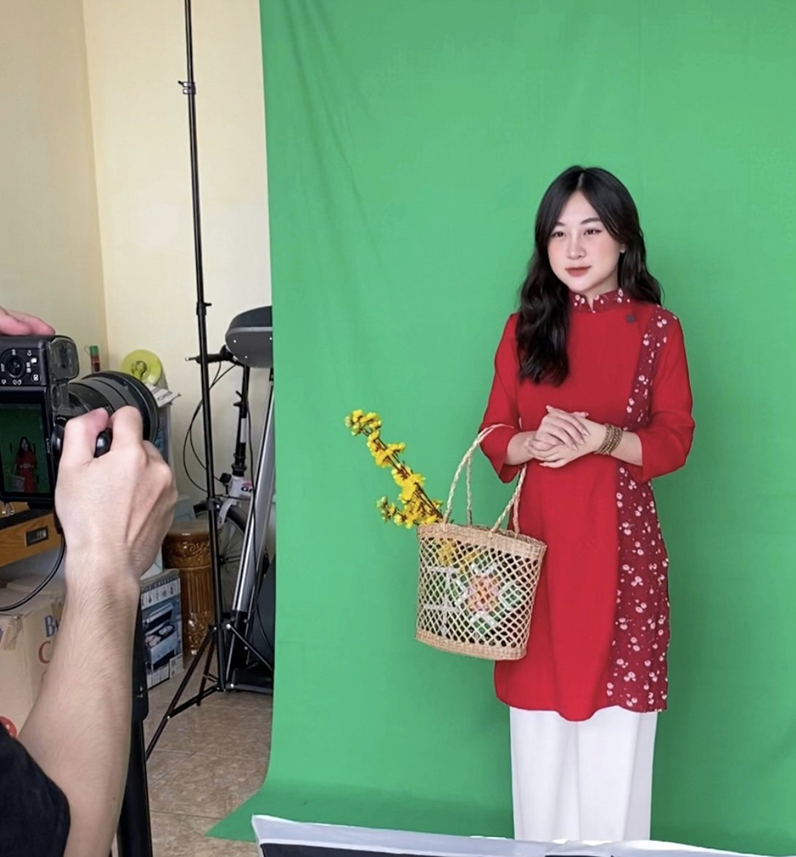 Phượng Vy khi đi làm công việc mẫu ảnh.