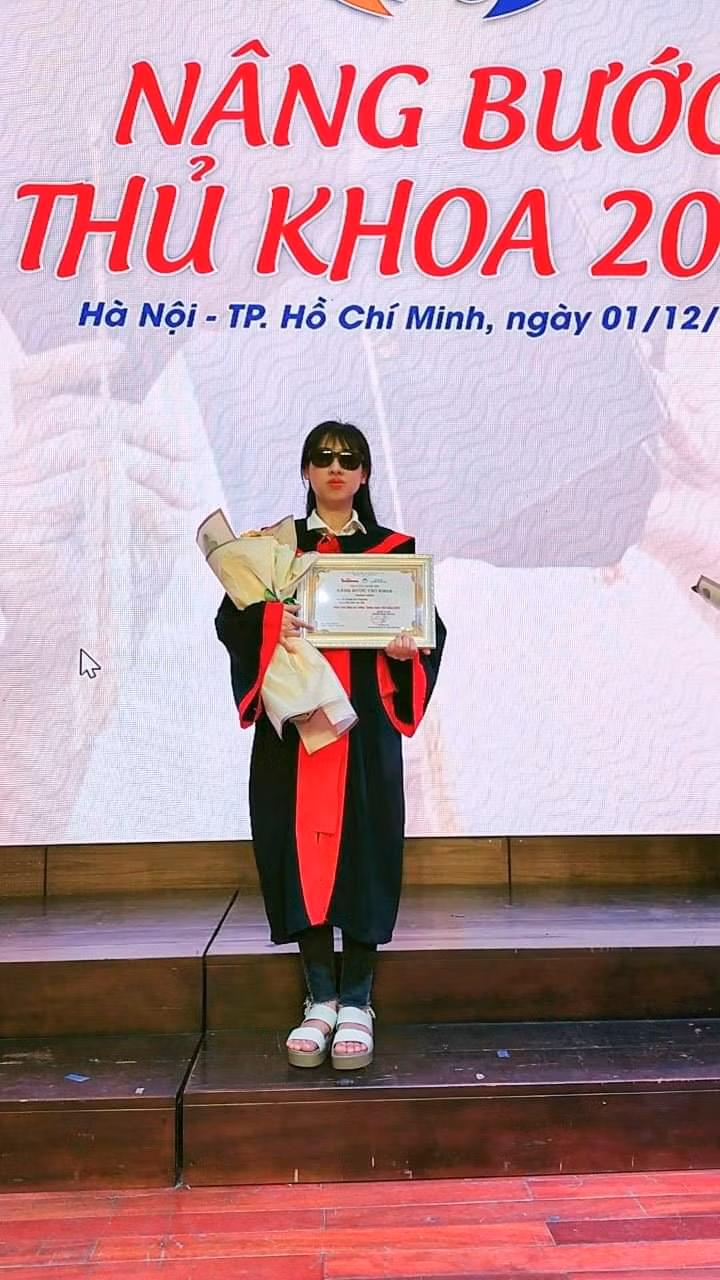 Bước chân vào môi trường đại học, Thương được nhận nhiều học bổng cho sinh viên hệ tuyển thẳng có điểm cao.