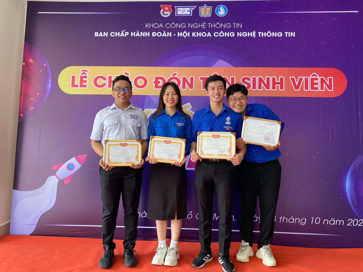 Nhận giấy khen tại lễ đón Tân sinh viên. Nhận giấy khen tại lễ đón Tân sinh viên.