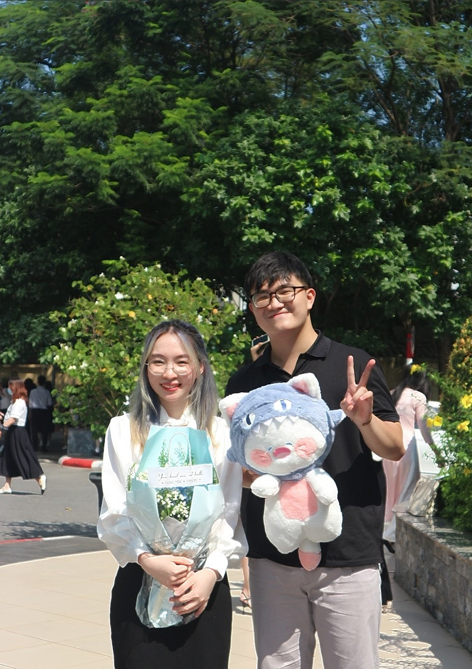 Ngọc Anh chụp cùng anh - hướng dẫn nhóm nghiên cứu khoa học.