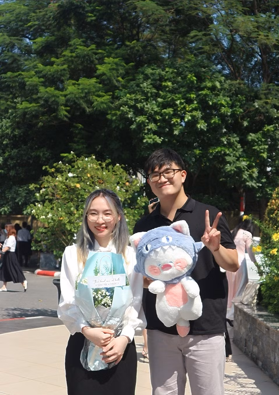 Ngọc Anh chụp cùng anh - hướng dẫn nhóm nghiên cứu khoa học.