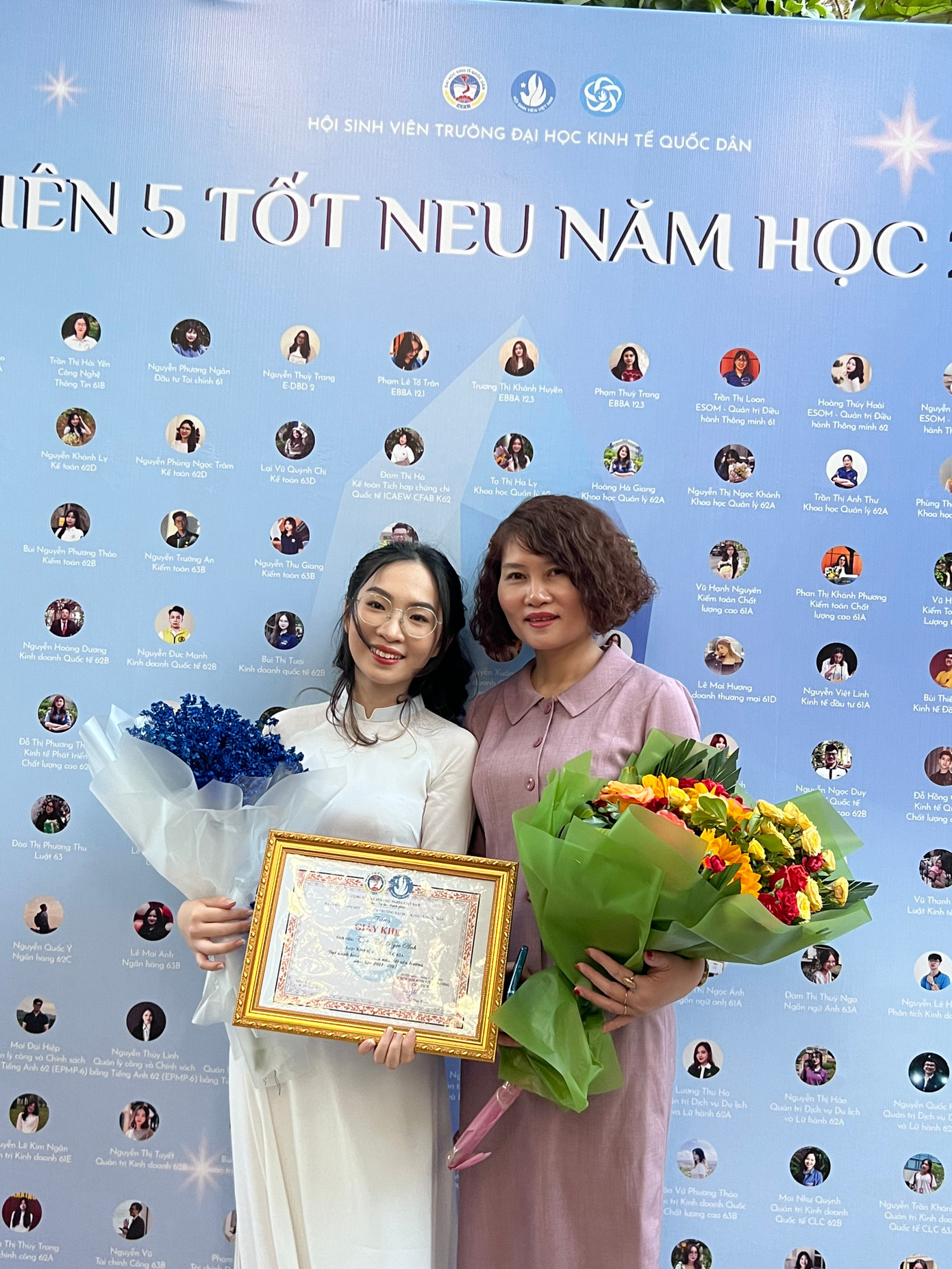 Ngọc Anh chụp cùng mẹ khi nhận danh hiệu Sinh viên 5 Tốt.