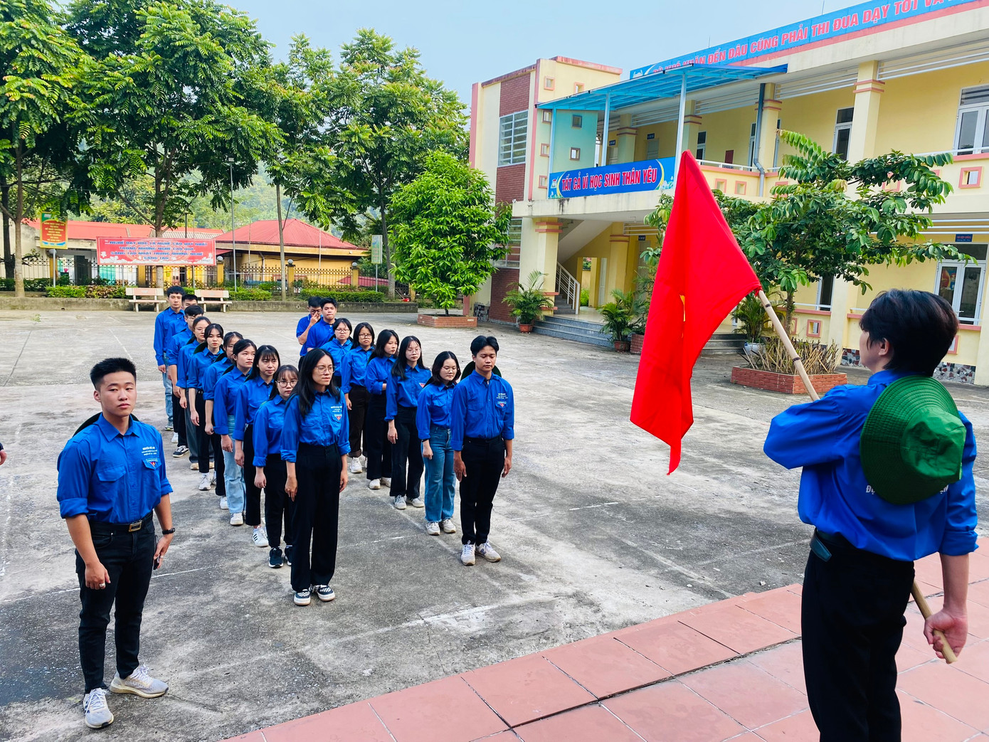 Đoàn TNCS Hồ Chí Minh trường Đại học Giáo dục đã trao 2 công trình thanh niên cho địa phương gồm 1 Tủ sách “Ước mơ cho em” và 1 Sân vui chơi thiếu nhi. Đoàn TNCS Hồ Chí Minh trường Đại học Giáo dục đã trao 2 công trình thanh niên cho địa phương gồm 1 Tủ sách “Ước mơ cho em” và 1 Sân vui chơi thiếu nhi.