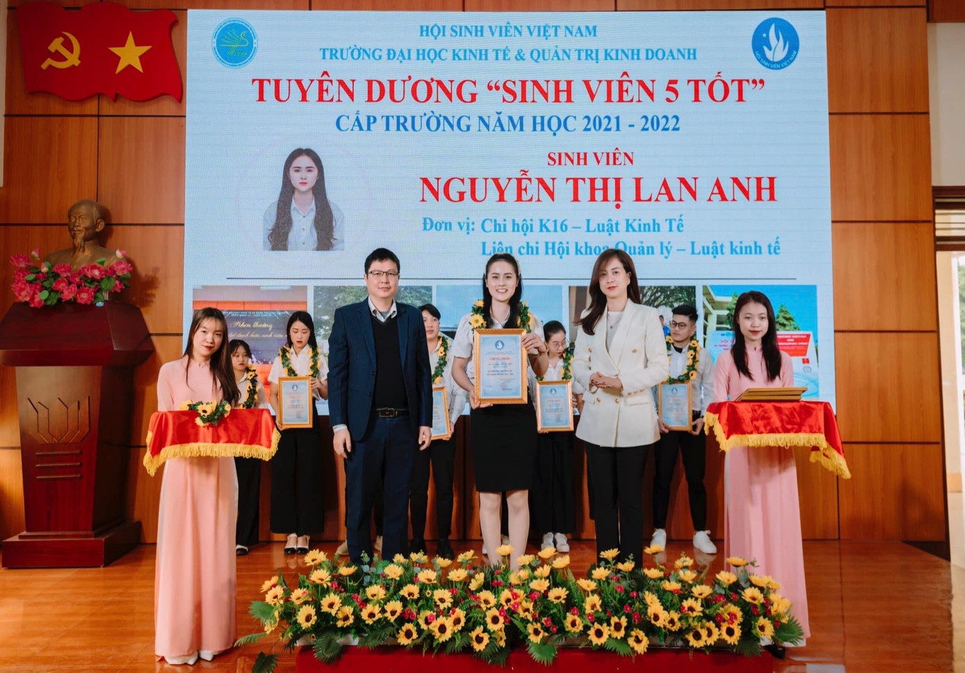 Lan Anh vinh dự khi được nhận tuyên dương Sinh viên 5 tốt cấp trường.