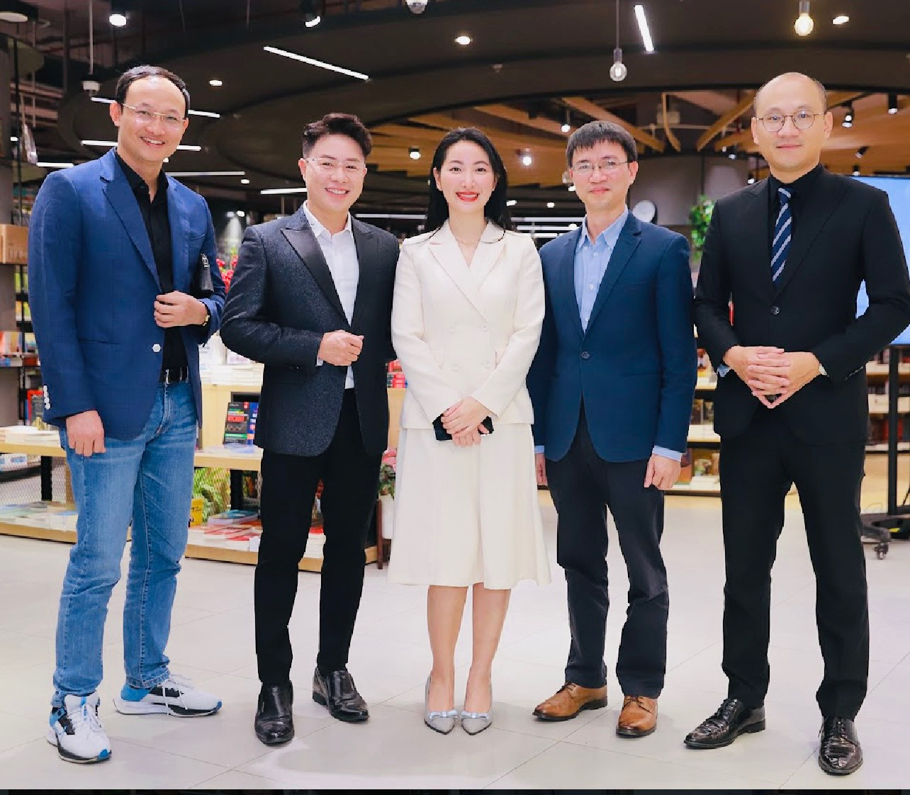 Bác sĩ Trần Quốc Khánh, MC Lê Anh, tác giả Hồng Nguyễn, Nhà báo Nguyễn Tuấn Anh, Nhà báo Phan Đăng (từ trái sang). Bác sĩ Trần Quốc Khánh, MC Lê Anh, tác giả Hồng Nguyễn, Nhà báo Nguyễn Tuấn Anh, Nhà báo Phan Đăng (từ trái sang).