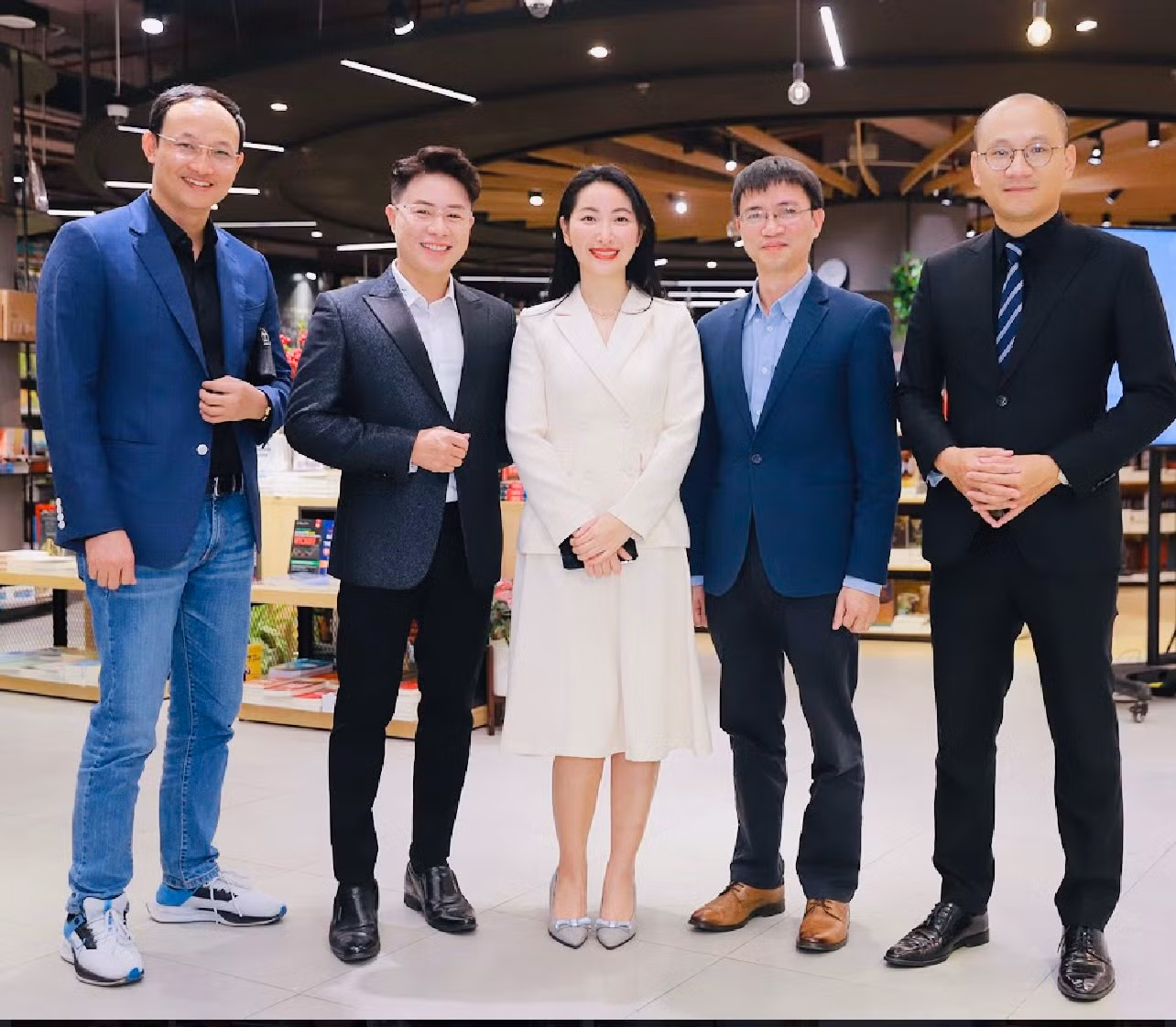 Bác sĩ Trần Quốc Khánh, MC Lê Anh, tác giả Hồng Nguyễn, Nhà báo Nguyễn Tuấn Anh, Nhà báo Phan Đăng (từ trái sang).