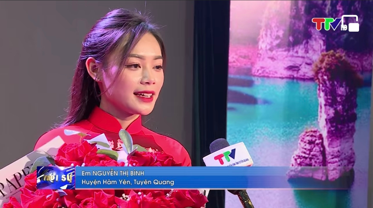 Cô gái trẻ tự tin chia sẻ trước ống kính. Cô gái trẻ tự tin chia sẻ trước ống kính.