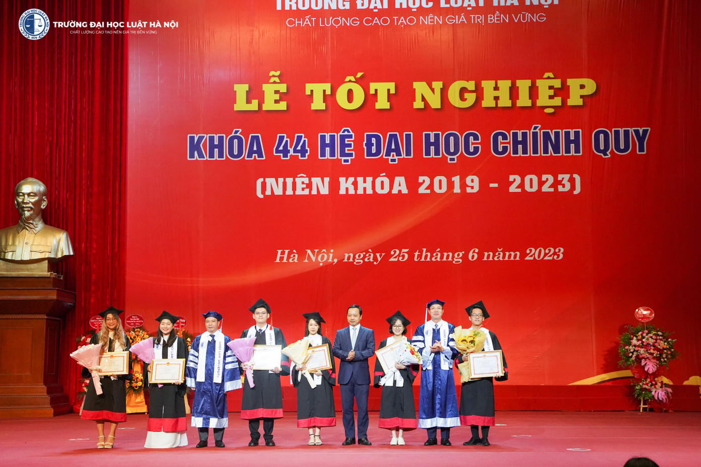 06 thủ khoa tốt nghiệp Trường Đại học Luật Hà Nội niên khóa 2019-2023 (Tiến Đạt đầu tiên từ phải sang).
