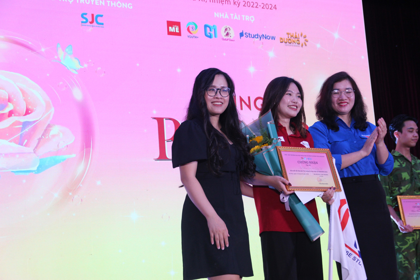 Thu Quỳnh (đứng giữa) tham gia GALA Reborn.