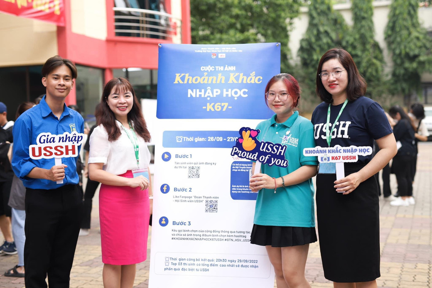 Thu Quỳnh (thứ 3 từ trái sang) tham gia Ban tổ chức chương trình Chào tân sinh viên K67.