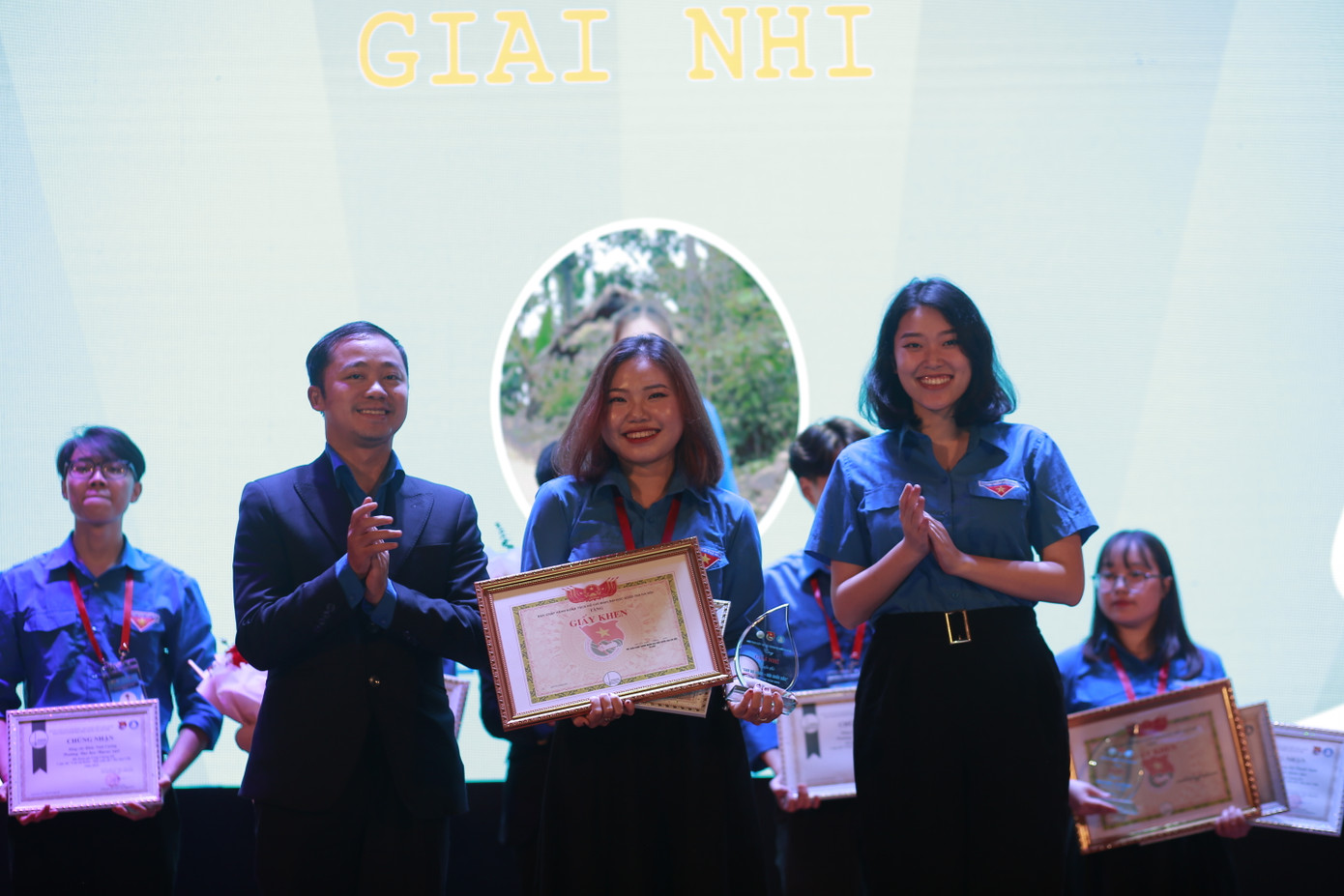 Thu Quỳnh (đứng giữa) đạt giải Nhì cuộc thi Cán bộ Đoàn - Hội xuất sắc