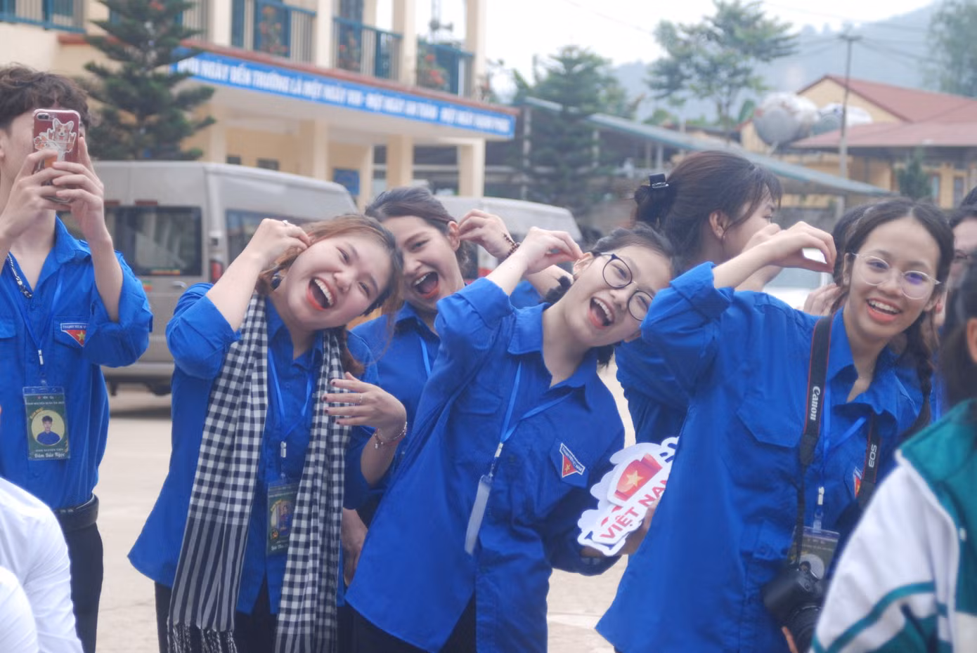 Thu Quỳnh cùng đồng đội tham gia chương trình tình nguyện Xuân Ấm 2023.