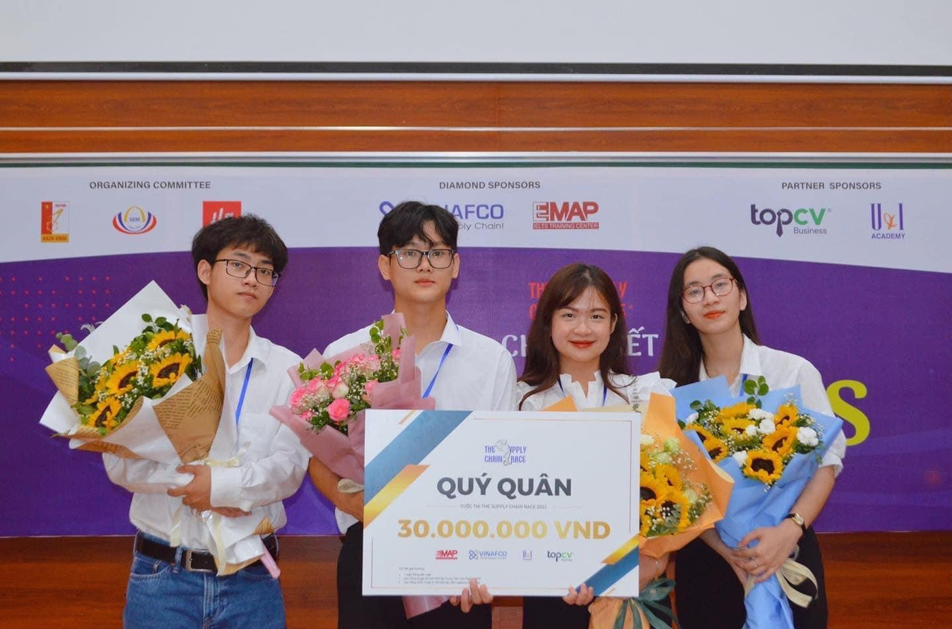 Quốc Việt cùng 3 bạn cùng đội thi đạt giải Quý quân tại The Supply Chain Race 2022. Quốc Việt cùng 3 bạn cùng đội thi đạt giải Quý quân tại The Supply Chain Race 2022.