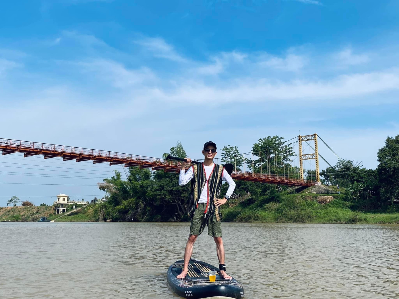 Tuấn làm hướng dẫn viên du lịch.