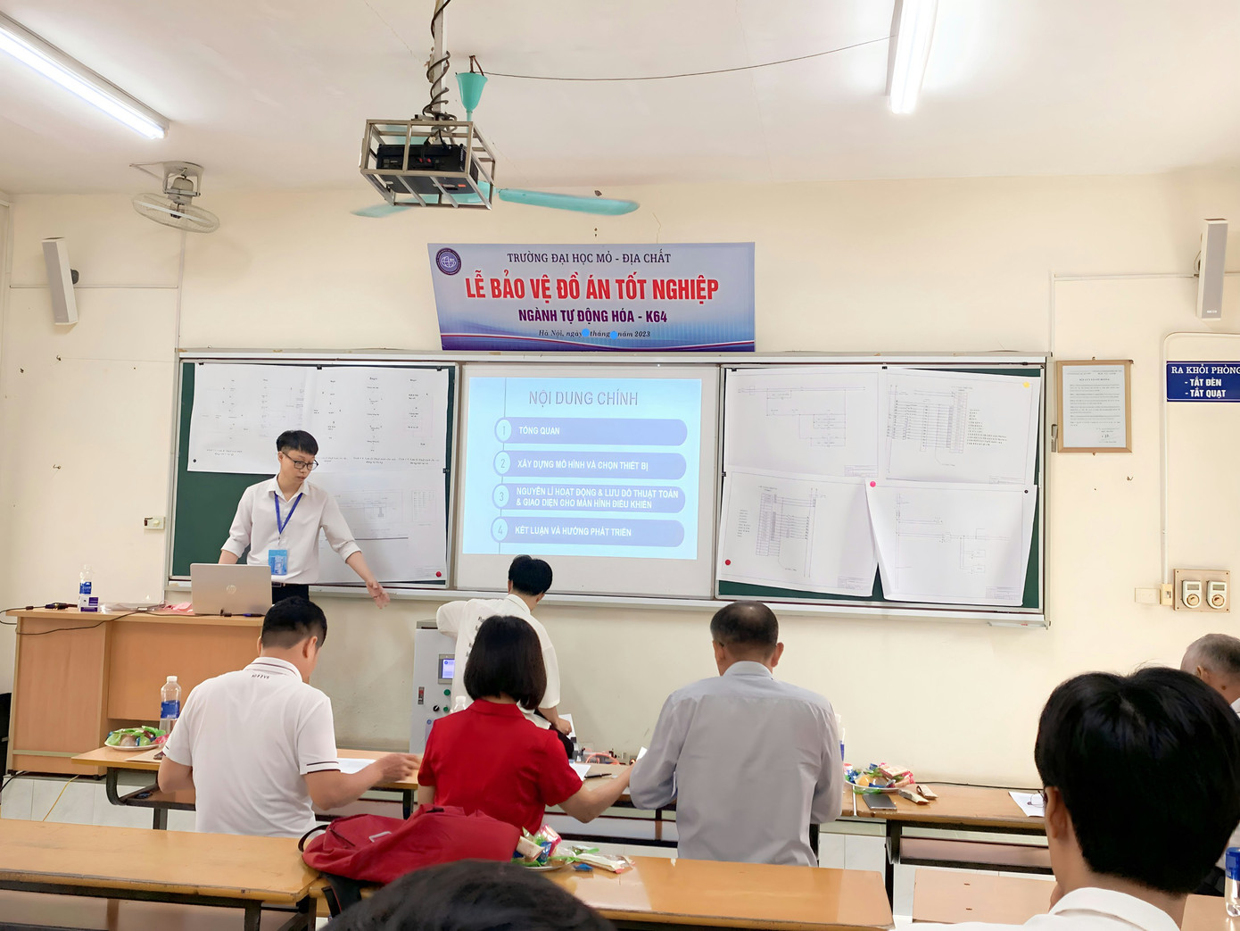 Quốc Thắng tại Lễ bảo vệ Đồ án tốt nghiệp.