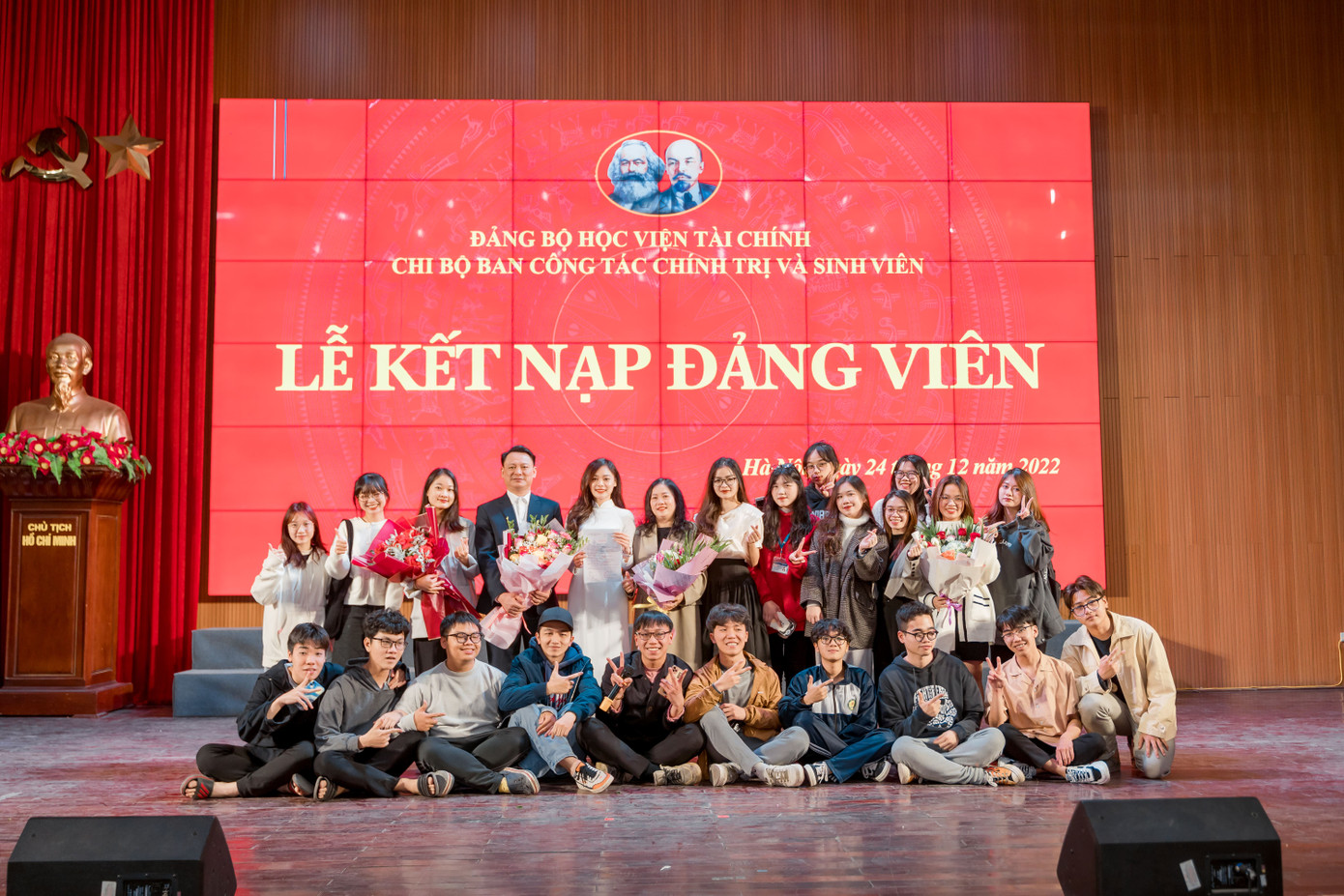 Nguyễn Bình luôn có sự đồng hành của gia đình và bạn bè. Nguyễn Bình luôn có sự đồng hành của gia đình và bạn bè.