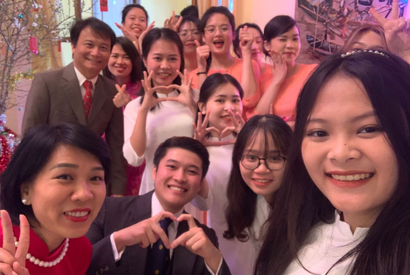 Đại sứ thân thiện chụp ảnh cùng mọi người.