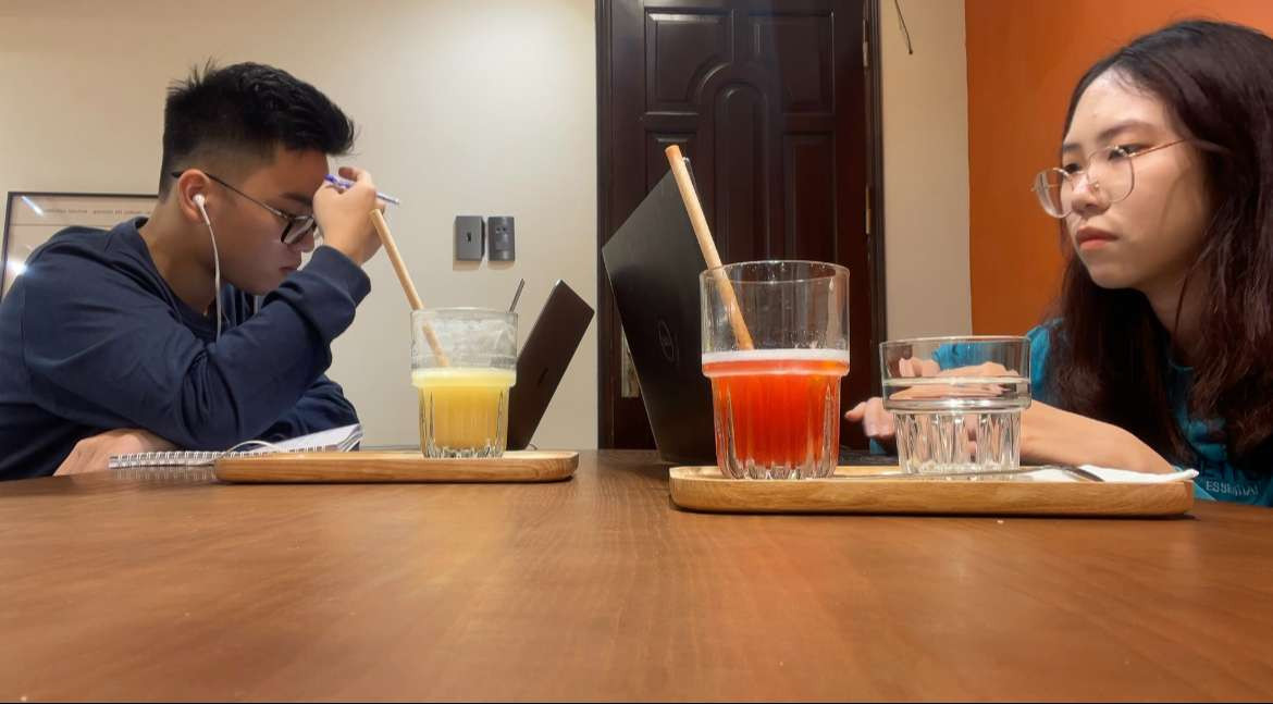 Thái Huy và bạn ôn luyện tại quán cà phê.