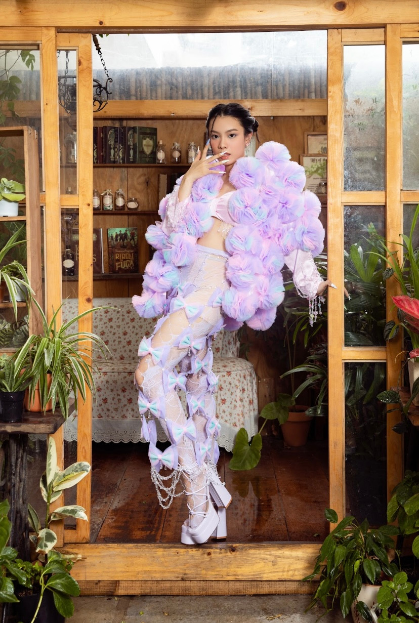 Mylina được biết đến là học trò “cưng” của diva Mỹ Linh. Mylina được biết đến là học trò “cưng” của diva Mỹ Linh.