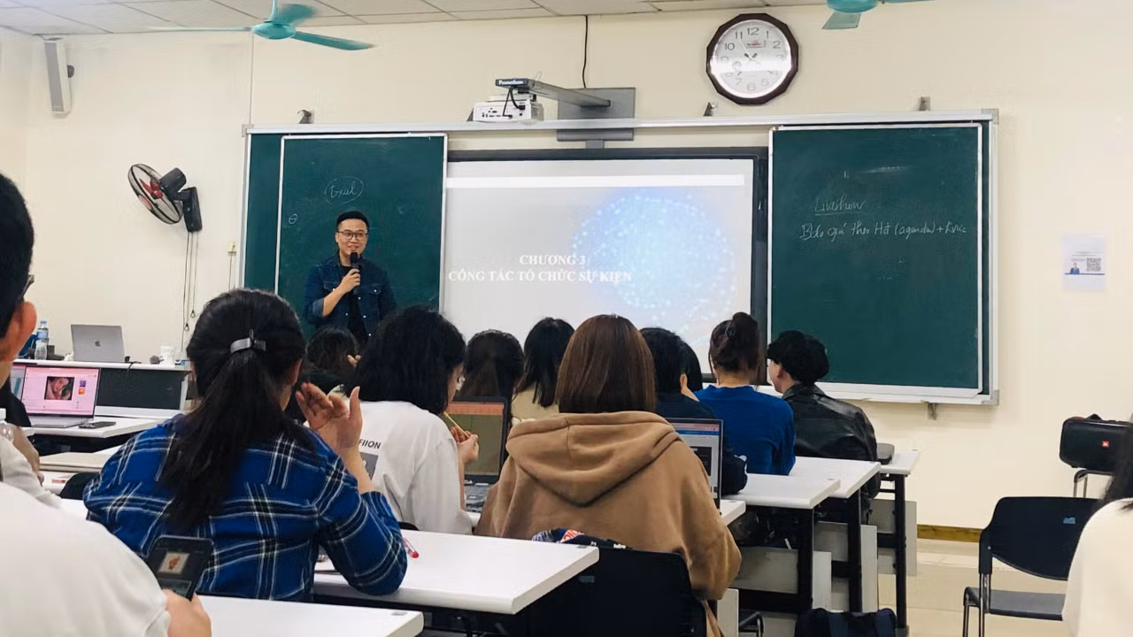 Một tiết học môn Tổ chức sự kiện của sinh viên ngành Quan hệ công chúng. Một tiết học môn Tổ chức sự kiện của sinh viên ngành Quan hệ công chúng.