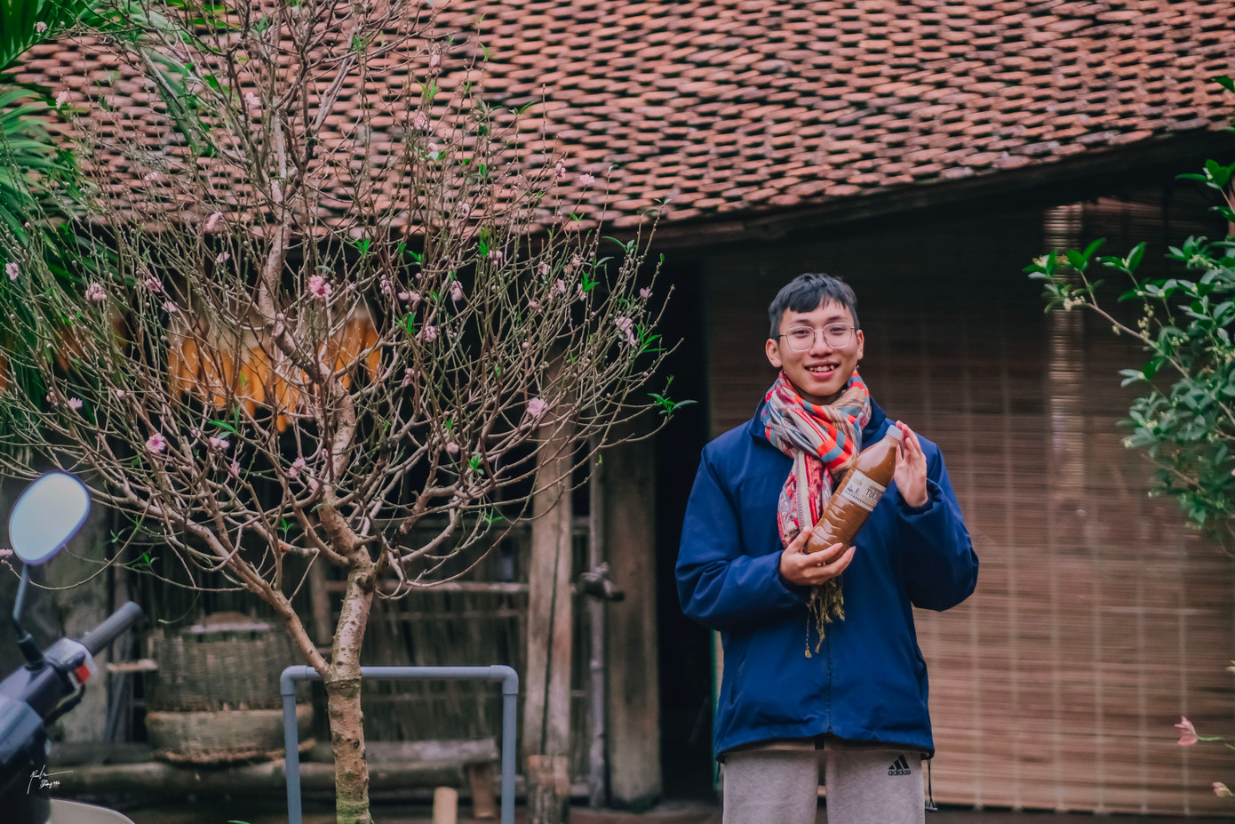 Du khách trải nghiệm và mua sản phẩm tại làng cổ. Du khách trải nghiệm và mua sản phẩm tại làng cổ.