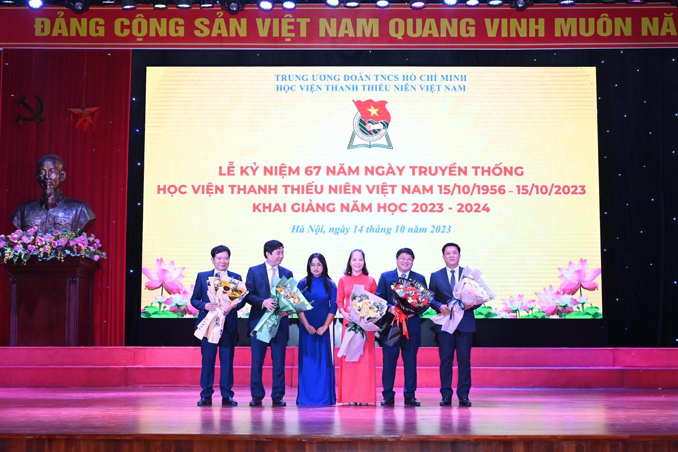 Tâm Anh đại diện cho sinh viên Khóa 12 của trường lên phát biểu và tặng hoa cho Ban Giám đốc Học viện trong buổi lễ kỷ niệm 67 năm ngày truyền thống Học viện Thanh thiếu niên Việt Nam và Khai giảng năm học 2023 - 2024. Tâm Anh đại diện cho sinh viên Khóa 12 của trường lên phát biểu và tặng hoa cho Ban Giám đốc Học viện trong buổi lễ kỷ niệm 67 năm ngày truyền thống Học viện Thanh thiếu niên Việt Nam và Khai giảng năm học 2023 - 2024.