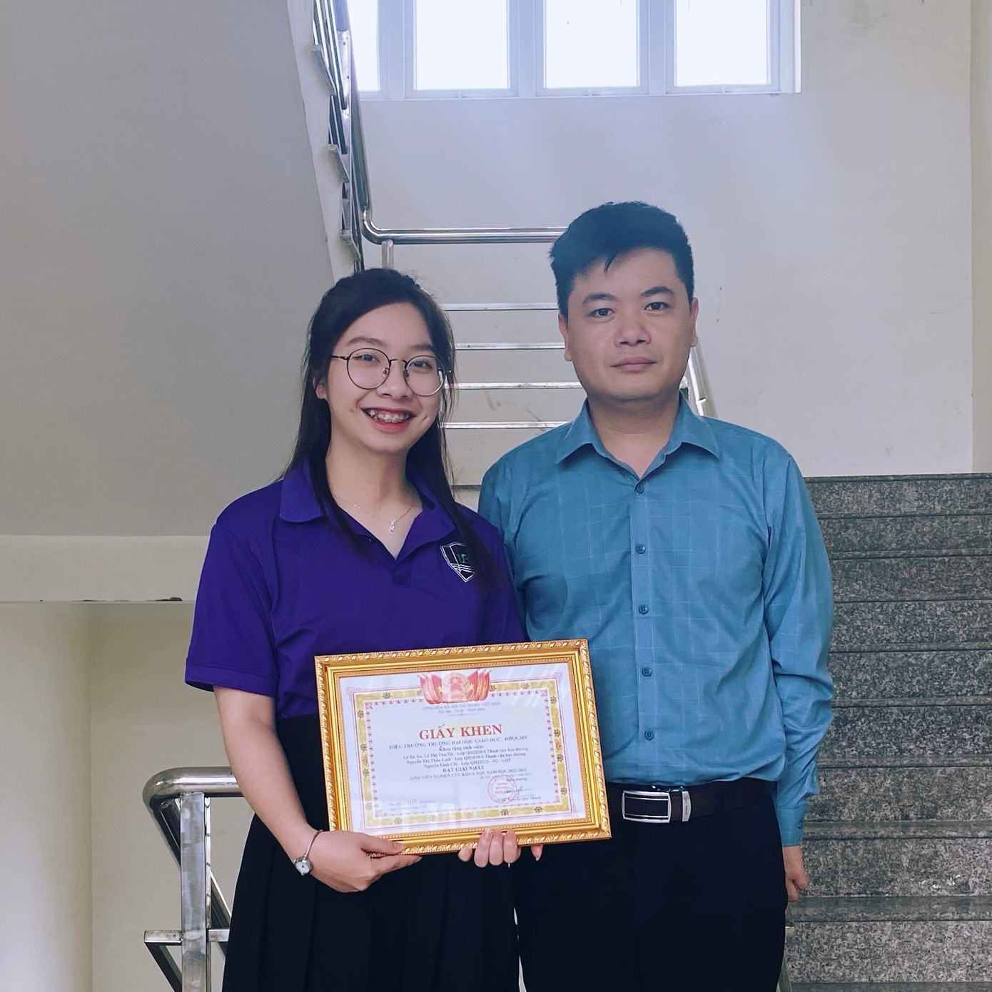 Thảo Linh (bên trái), cùng thầy của mình nhận bằng khen Nghiên cứu Khoa học.