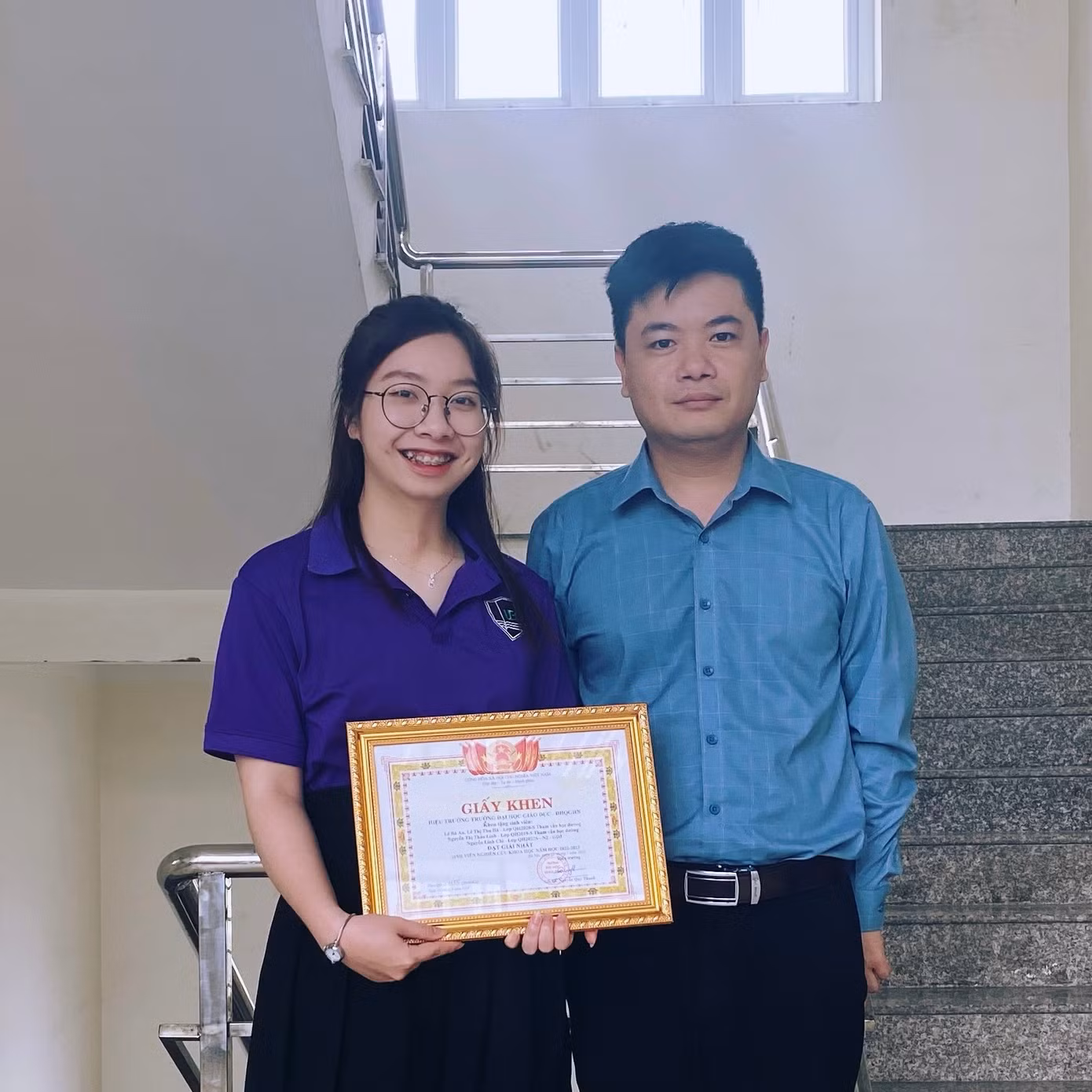 Thảo Linh (bên trái), cùng thầy của mình nhận bằng khen Nghiên cứu Khoa học.