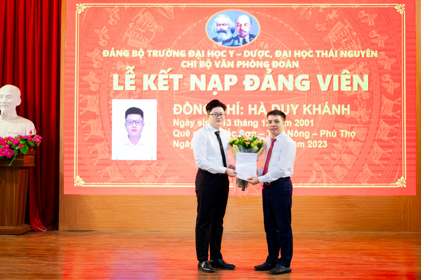 Duy Khánh vinh dự được đứng vào hàng ngũ Đảng Cộng sản Việt Nam.