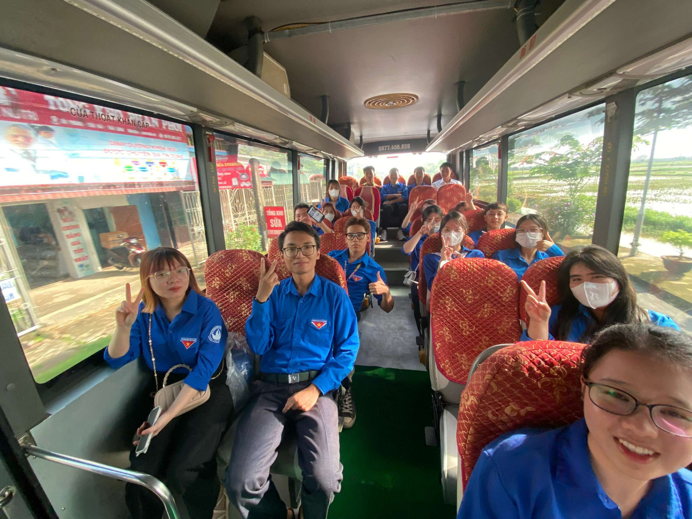 Chuyến xe chở các tình nguyện viên tăng cường về các địa phương.