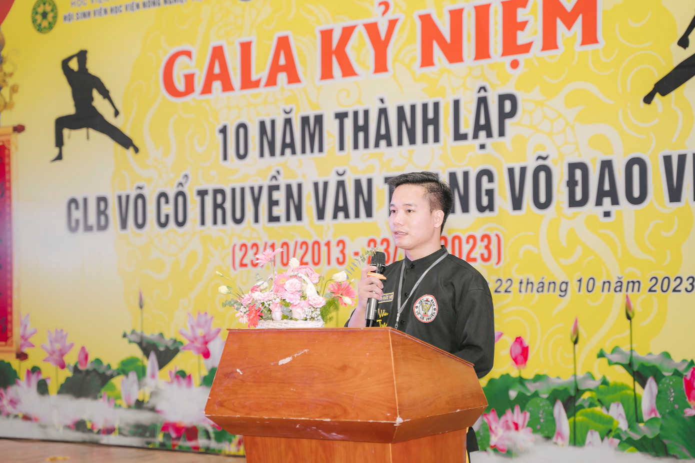 Anh Nguyễn Đức Việt - Huấn luyện viên, người sáng lập Câu lạc bộ Văn trang võ đạo Học viện phát biểu chia sẻ tại chương trình. Anh Nguyễn Đức Việt - Huấn luyện viên, người sáng lập Câu lạc bộ Văn trang võ đạo Học viện phát biểu chia sẻ tại chương trình.